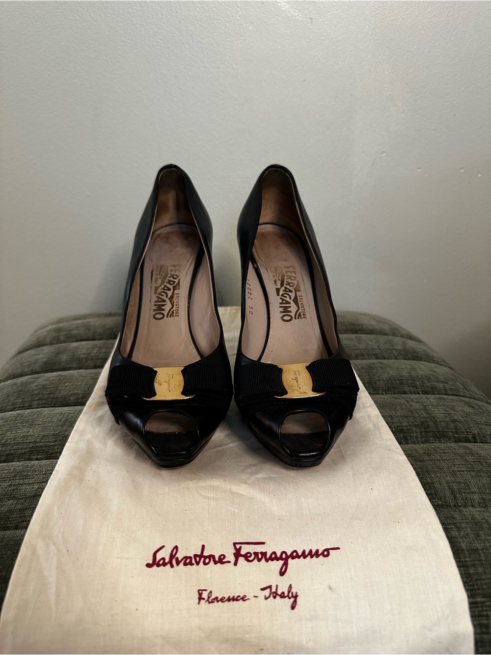 Salvatore Ferragamo Vara Bow Peep Toe Platform Pumps Black 9 B - Picture 2 of 7